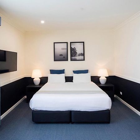 Hawkesbury Race Club Motel Windsor Extérieur photo A room at the hotel