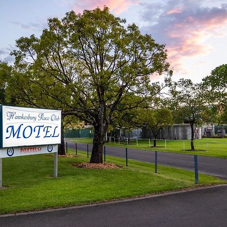 Hawkesbury Race Club Motel Windsor Extérieur photo The entrance to the motel