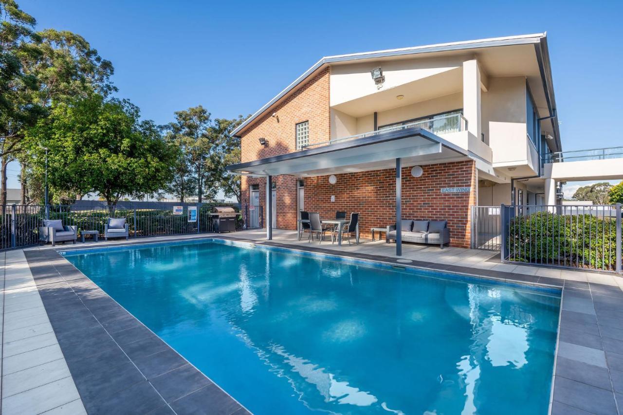 Hawkesbury Race Club Motel Windsor Extérieur photo A swimming pool in Australia