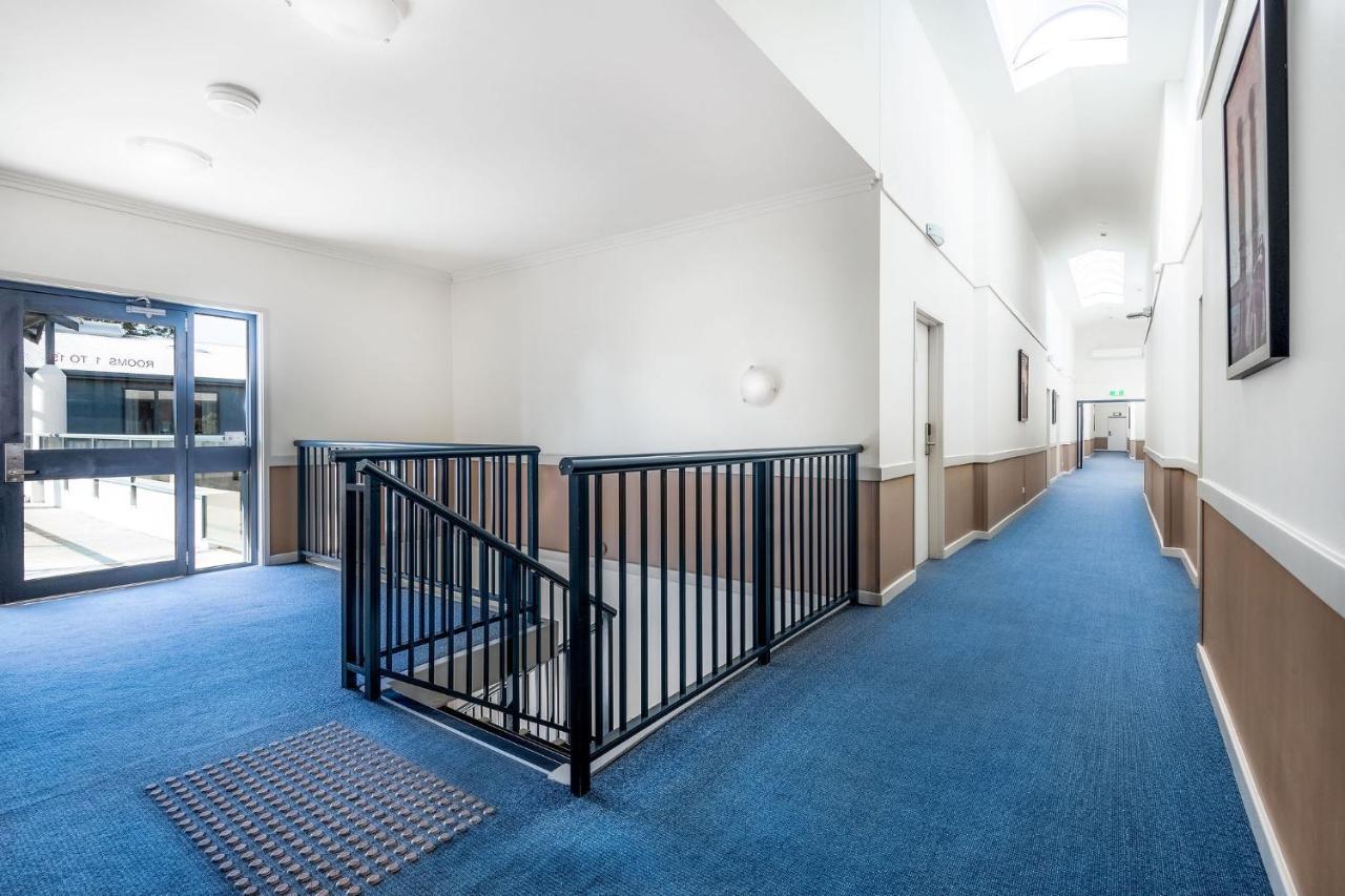Hawkesbury Race Club Motel Windsor Extérieur photo The interior of the new building
