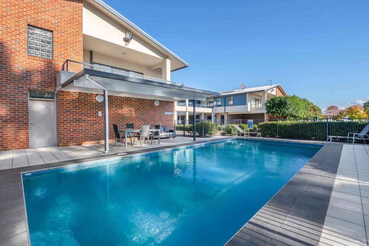 Hawkesbury Race Club Motel Windsor Extérieur photo A pool in a residential area