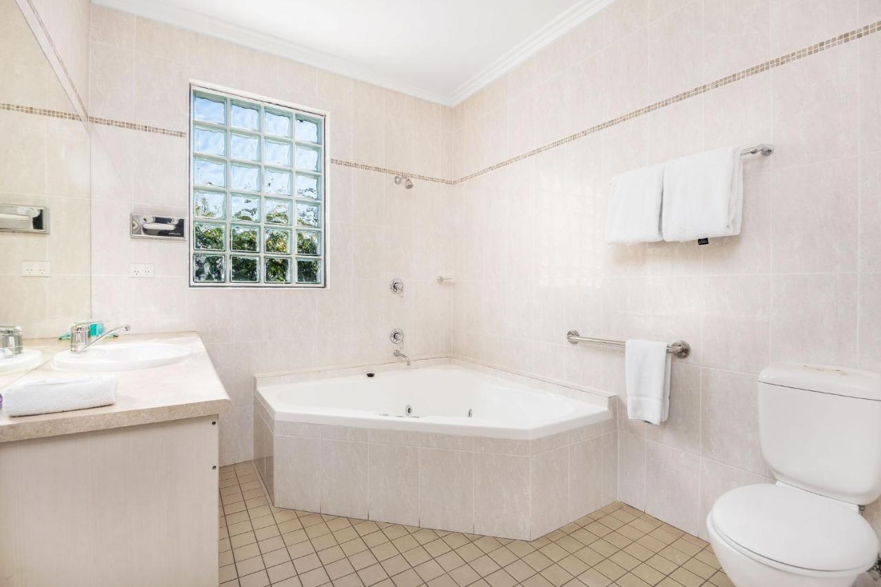 Hawkesbury Race Club Motel Windsor Extérieur photo A modern bathroom