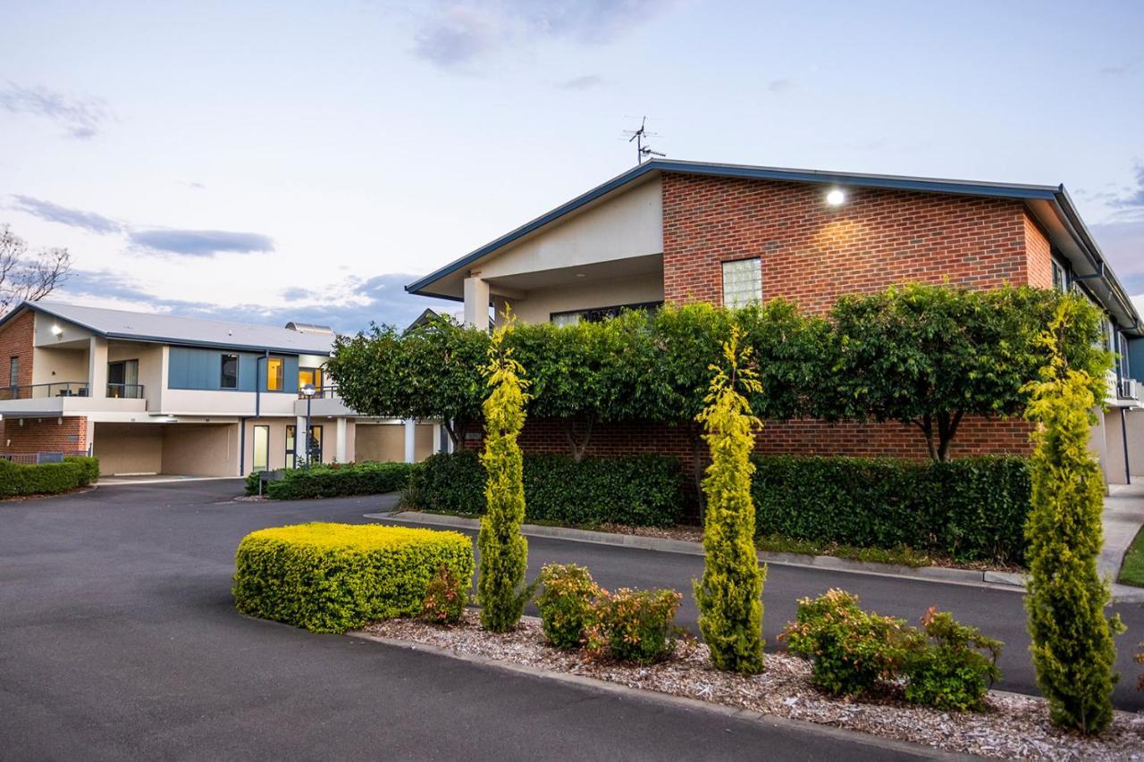 Hawkesbury Race Club Motel Windsor Extérieur photo The Village, 2016