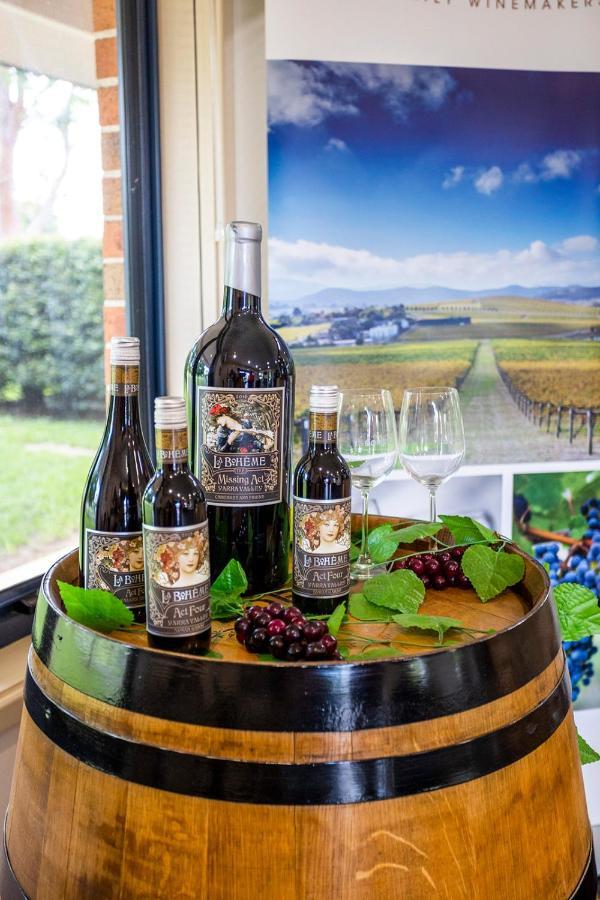 Hawkesbury Race Club Motel Windsor Extérieur photo A bottle of German wine