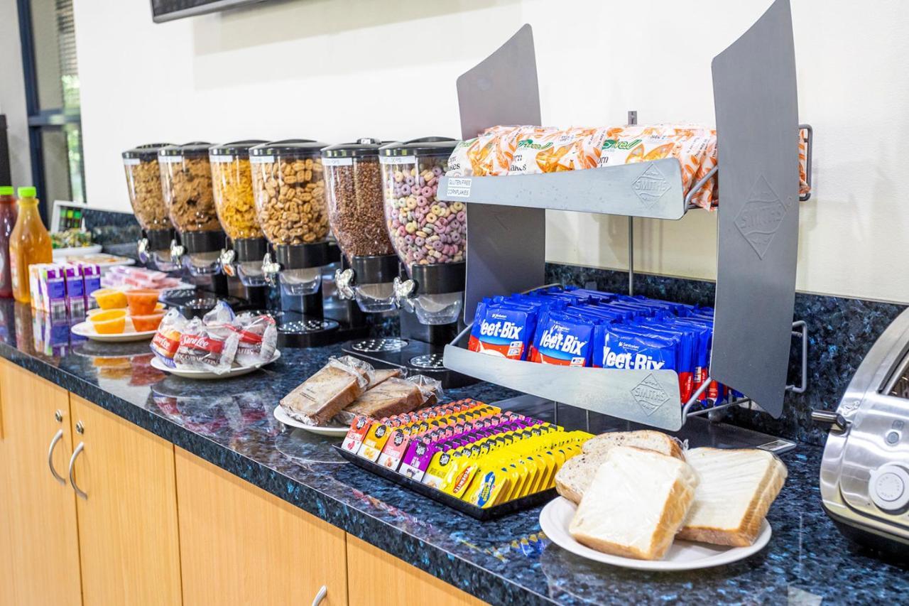 Hawkesbury Race Club Motel Windsor Extérieur photo A cereal bar at a hotel