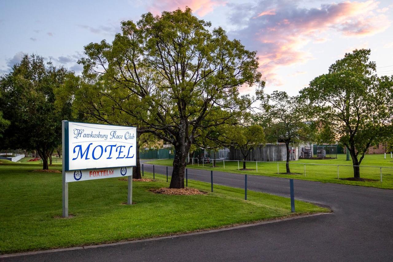 Hawkesbury Race Club Motel Windsor Extérieur photo The entrance to the motel