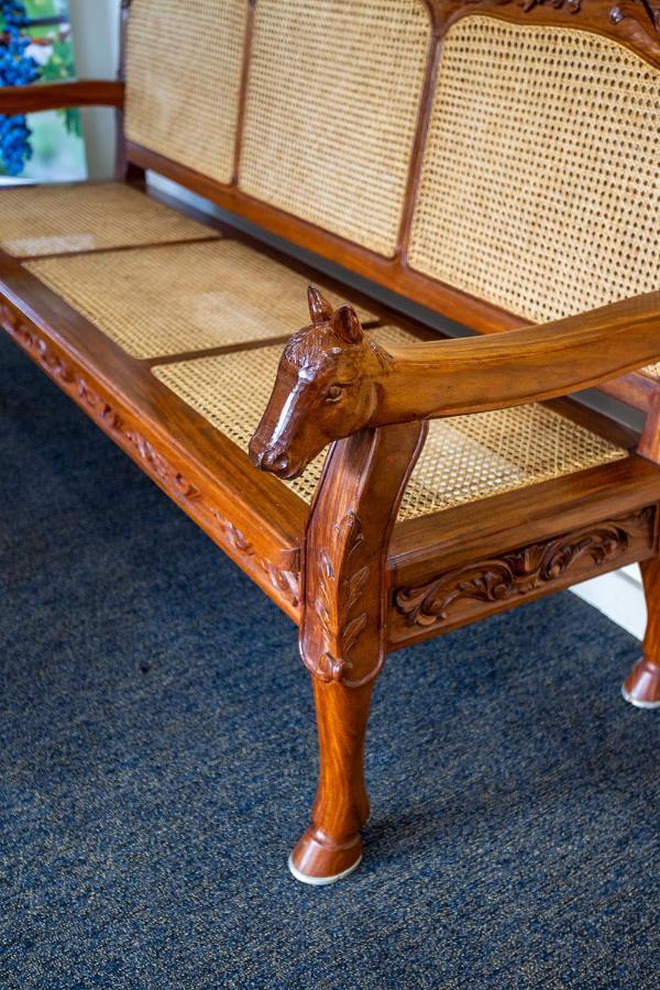 Hawkesbury Race Club Motel Windsor Extérieur photo Detail of a horse head on a settee