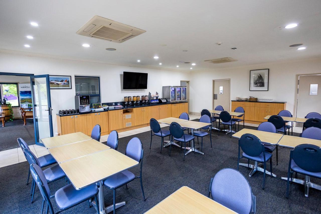 Hawkesbury Race Club Motel Windsor Extérieur photo The lounge at Wagga Wagga Airport