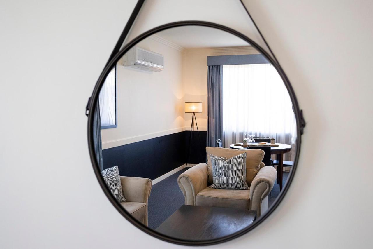 Hawkesbury Race Club Motel Windsor Extérieur photo A convex mirror