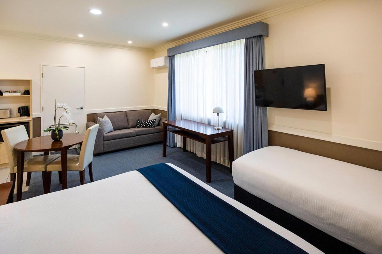 Hawkesbury Race Club Motel Windsor Extérieur photo A room at the hotel