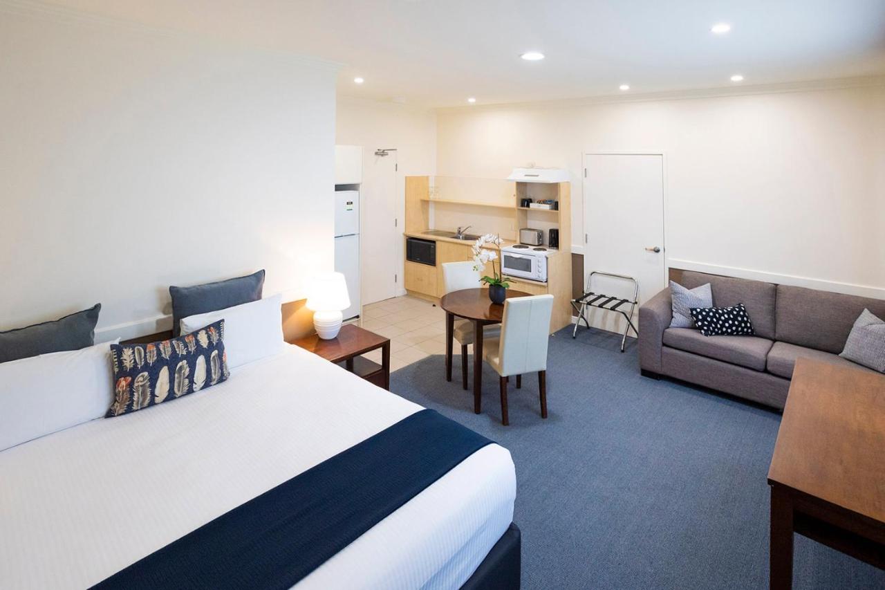 Hawkesbury Race Club Motel Windsor Extérieur photo A typical studio apartment