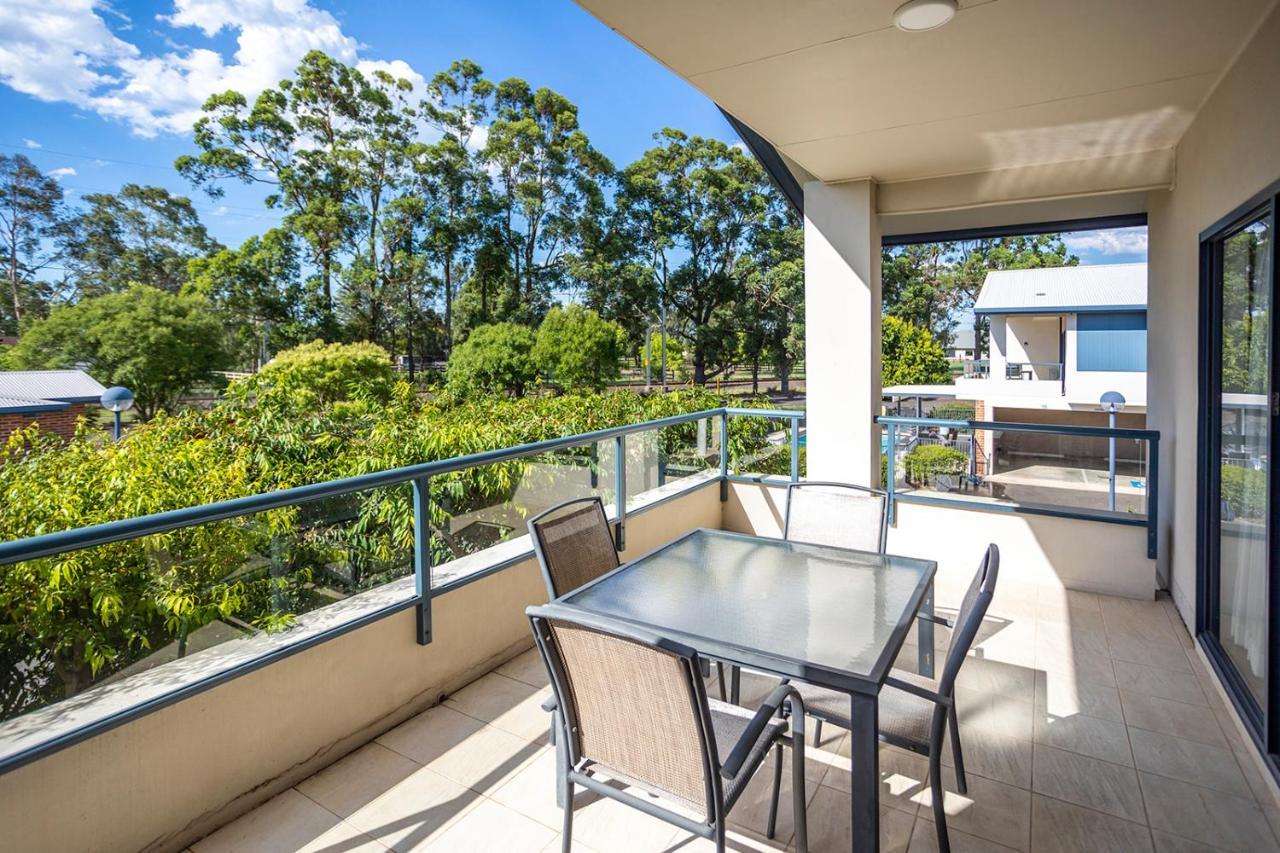 Hawkesbury Race Club Motel Windsor Extérieur photo A balcony