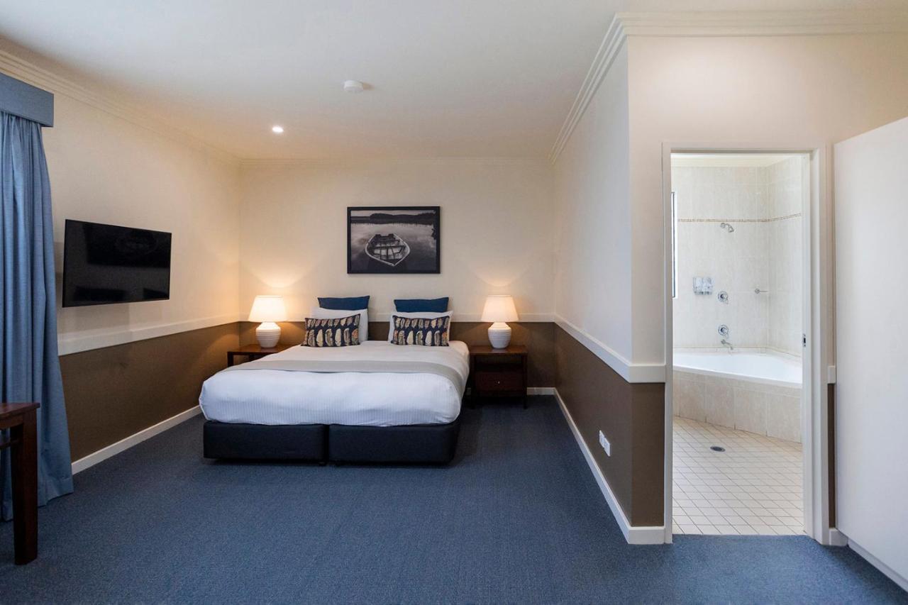 Hawkesbury Race Club Motel Windsor Extérieur photo A room at the hotel