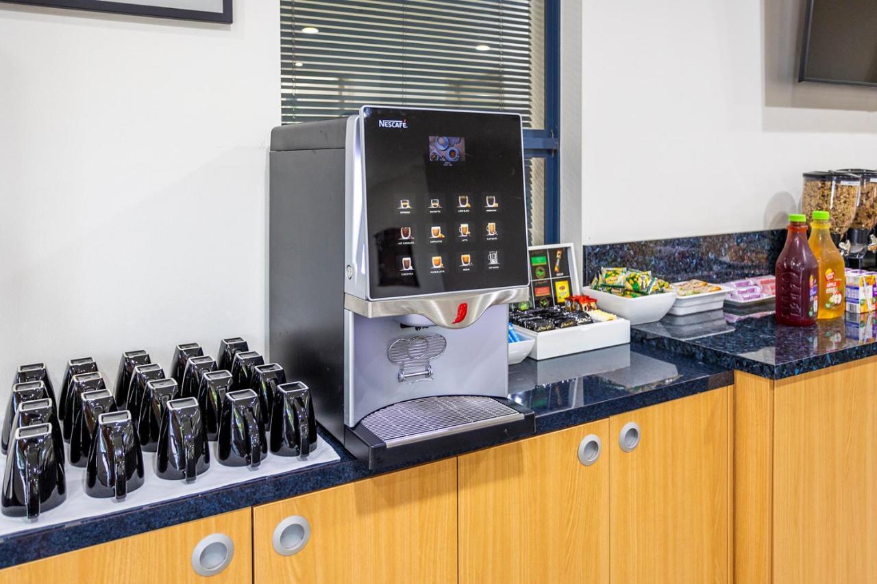 Hawkesbury Race Club Motel Windsor Extérieur photo A coffee machine