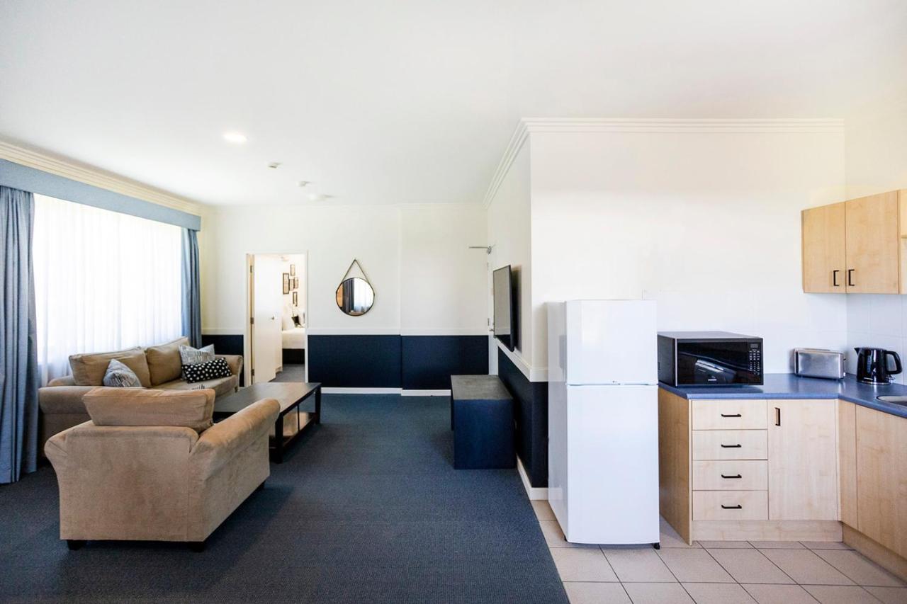 Hawkesbury Race Club Motel Windsor Extérieur photo A typical studio apartment