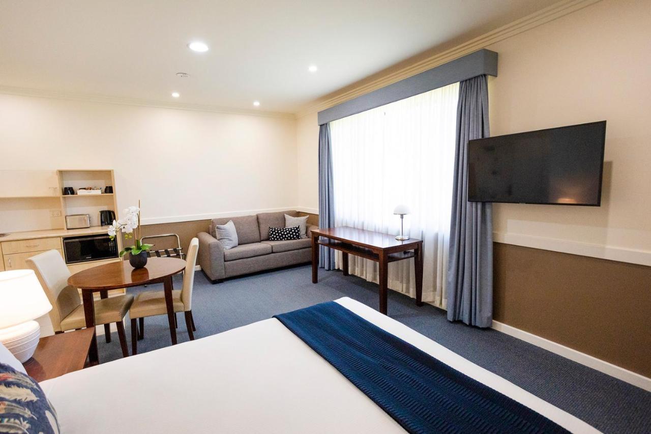Hawkesbury Race Club Motel Windsor Extérieur photo A suite at the hotel