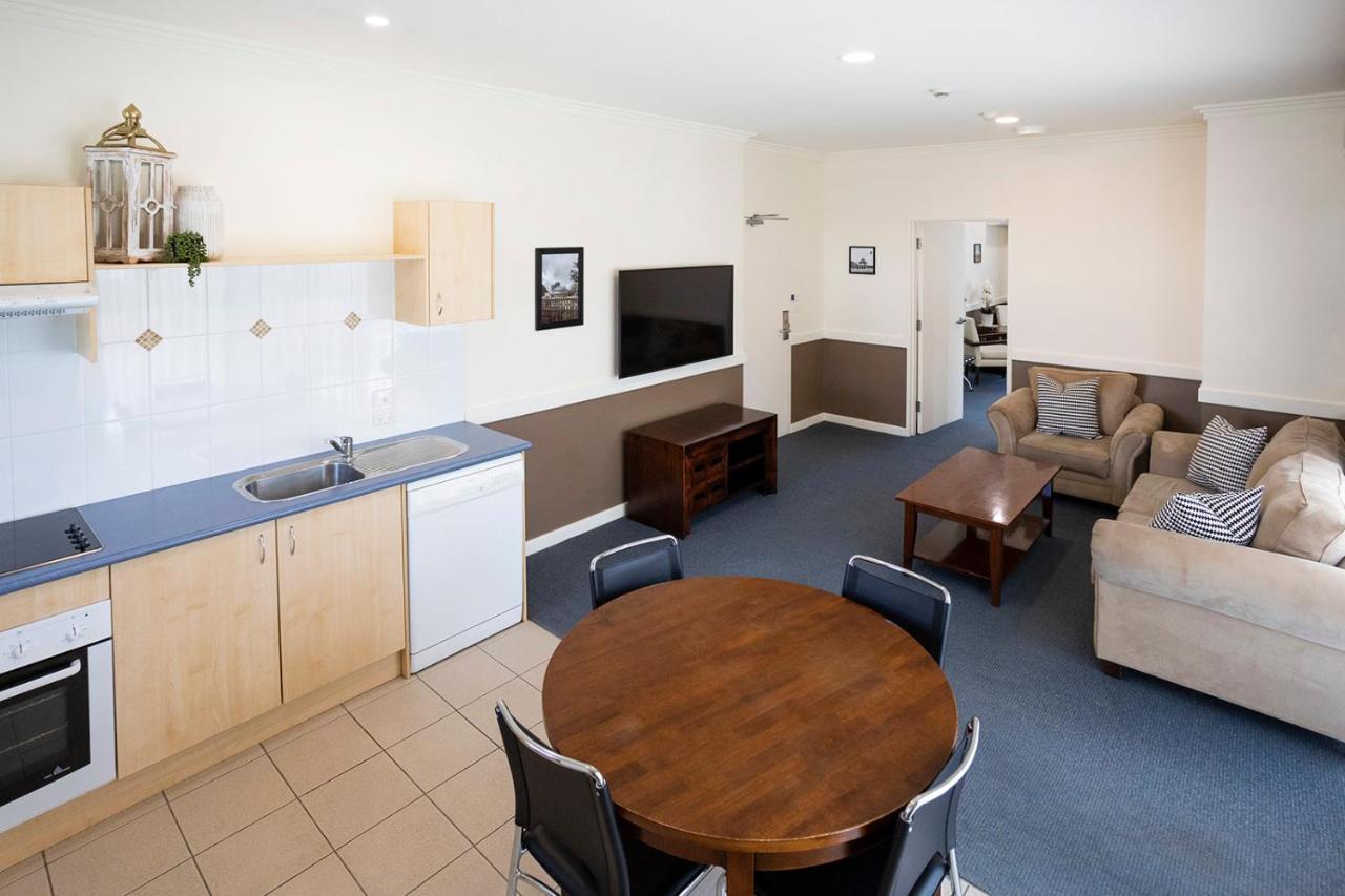 Hawkesbury Race Club Motel Windsor Extérieur photo A typical apartment at the University of Tasmania's New College