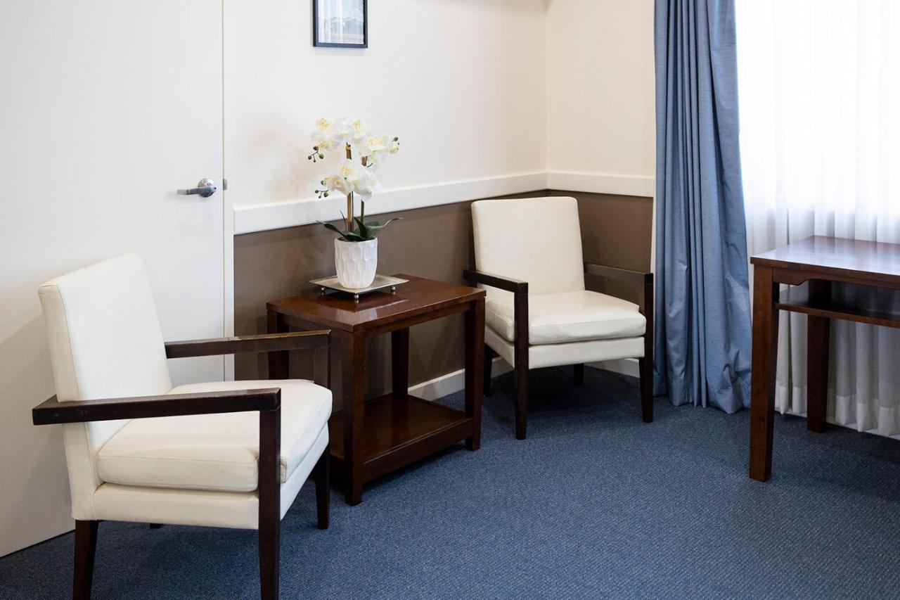 Hawkesbury Race Club Motel Windsor Extérieur photo A room at the hotel