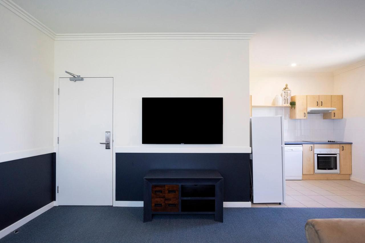 Hawkesbury Race Club Motel Windsor Extérieur photo A typical apartment at the University of Western Australia