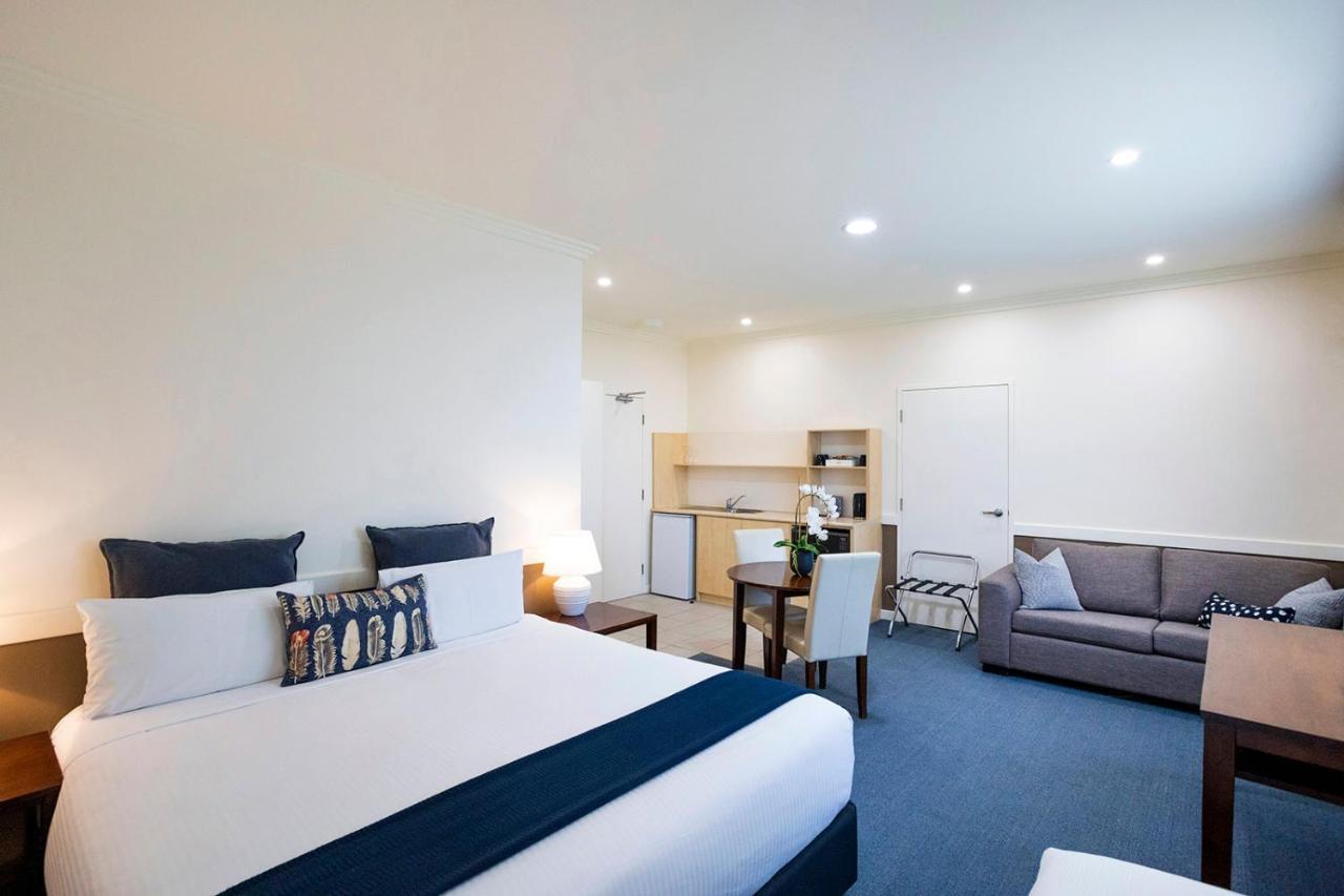Hawkesbury Race Club Motel Windsor Extérieur photo A typical studio apartment