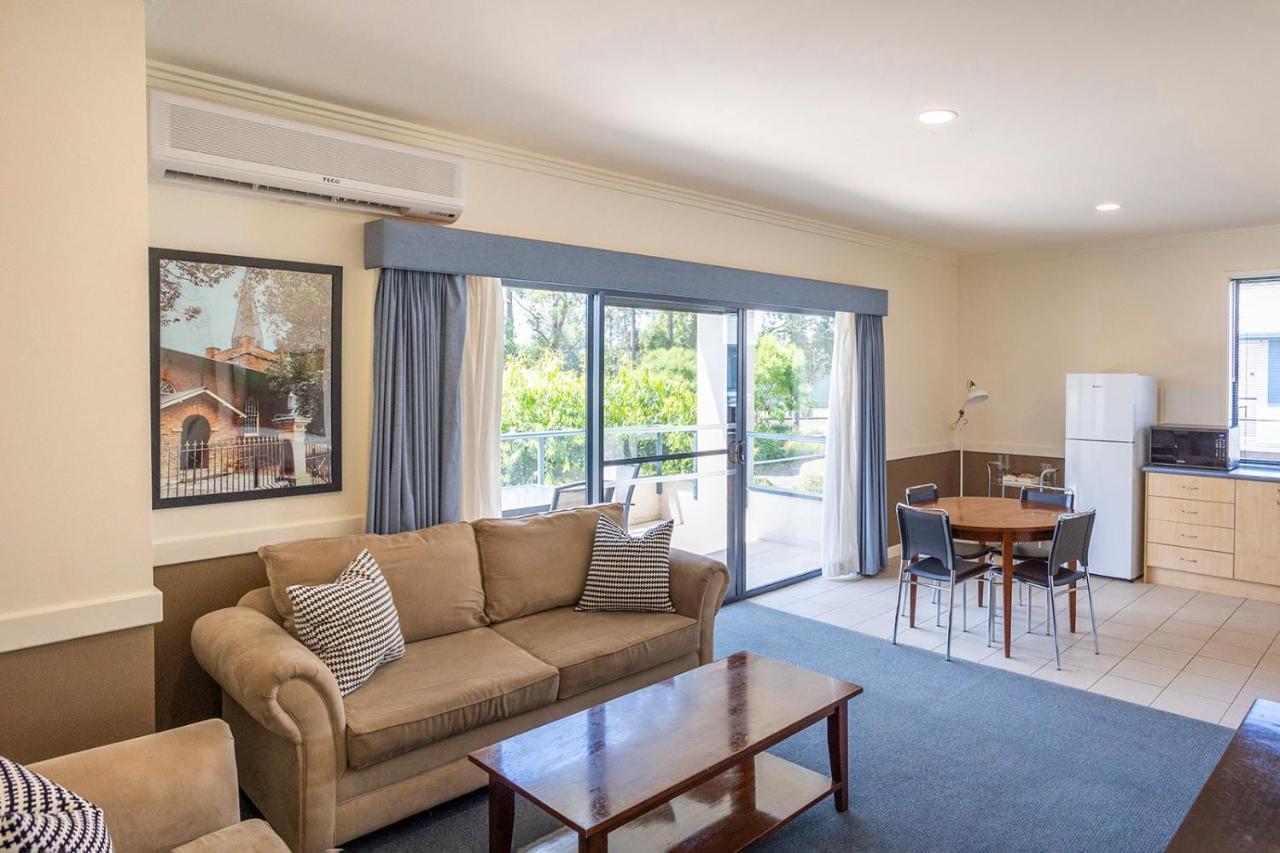 Hawkesbury Race Club Motel Windsor Extérieur photo A typical apartment at the University of Western Australia