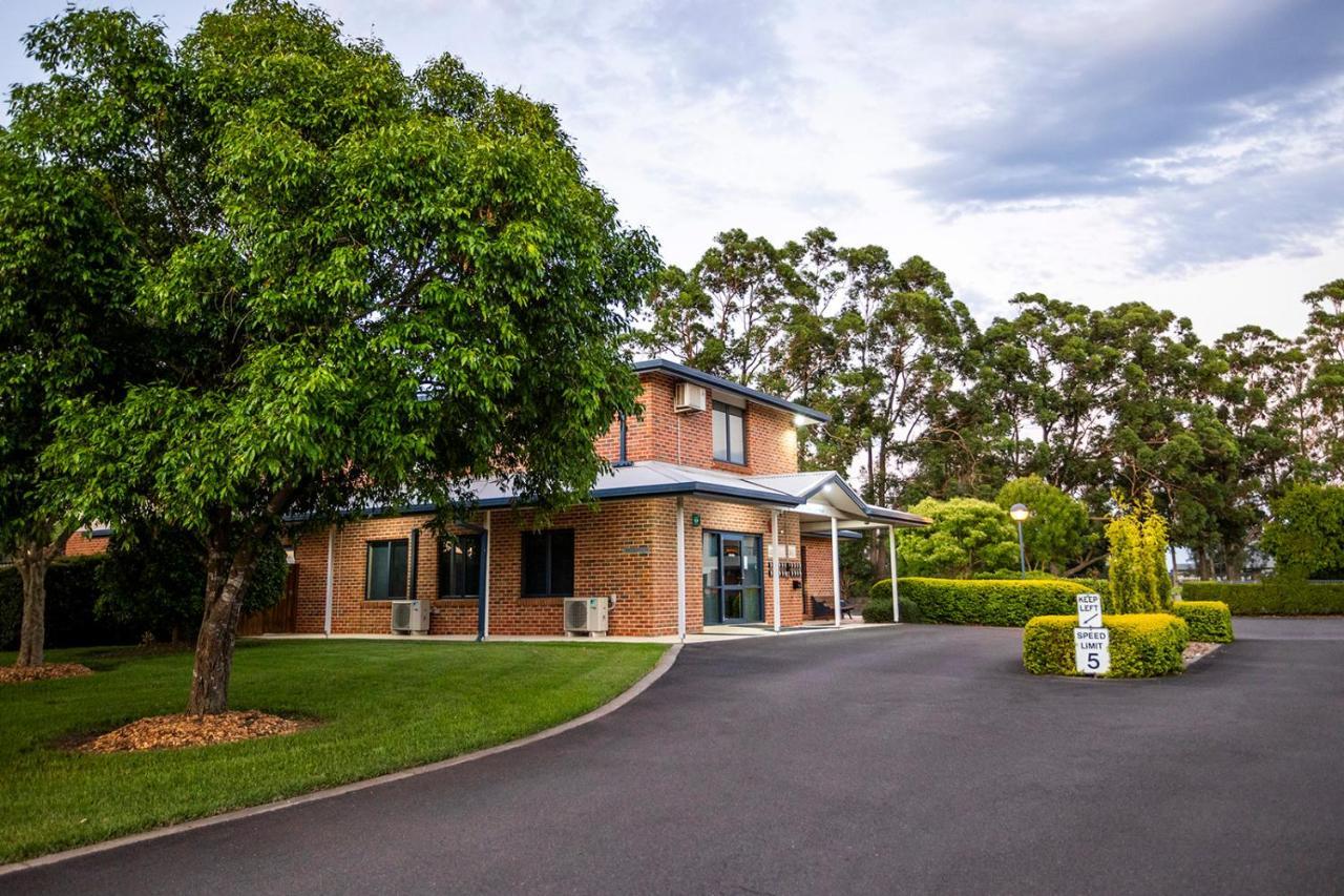 Hawkesbury Race Club Motel Windsor Extérieur photo The main entrance to the school