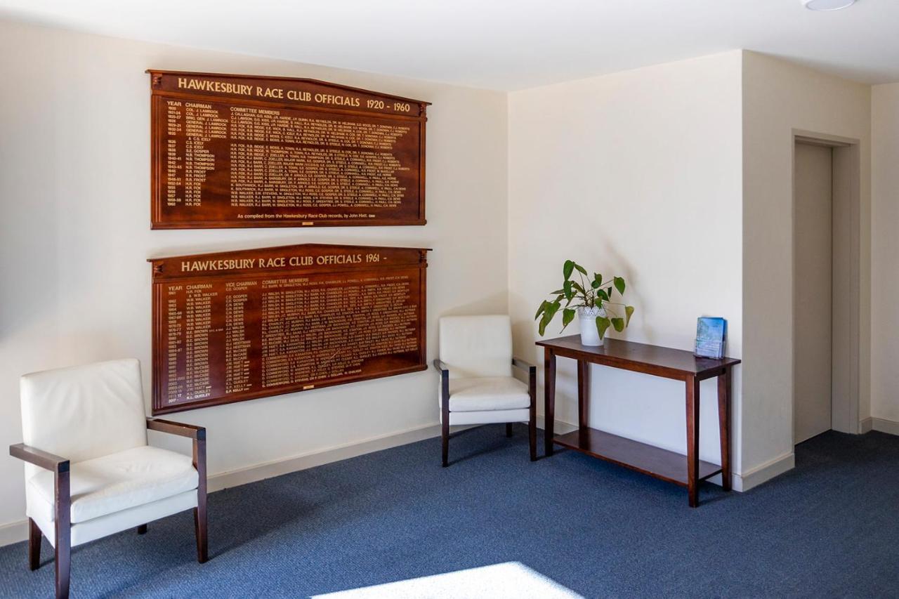 Hawkesbury Race Club Motel Windsor Extérieur photo Club Honours Boards