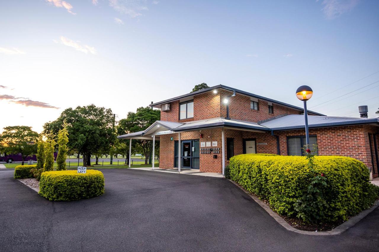 Hawkesbury Race Club Motel Windsor Extérieur photo The main entrance to the hospital