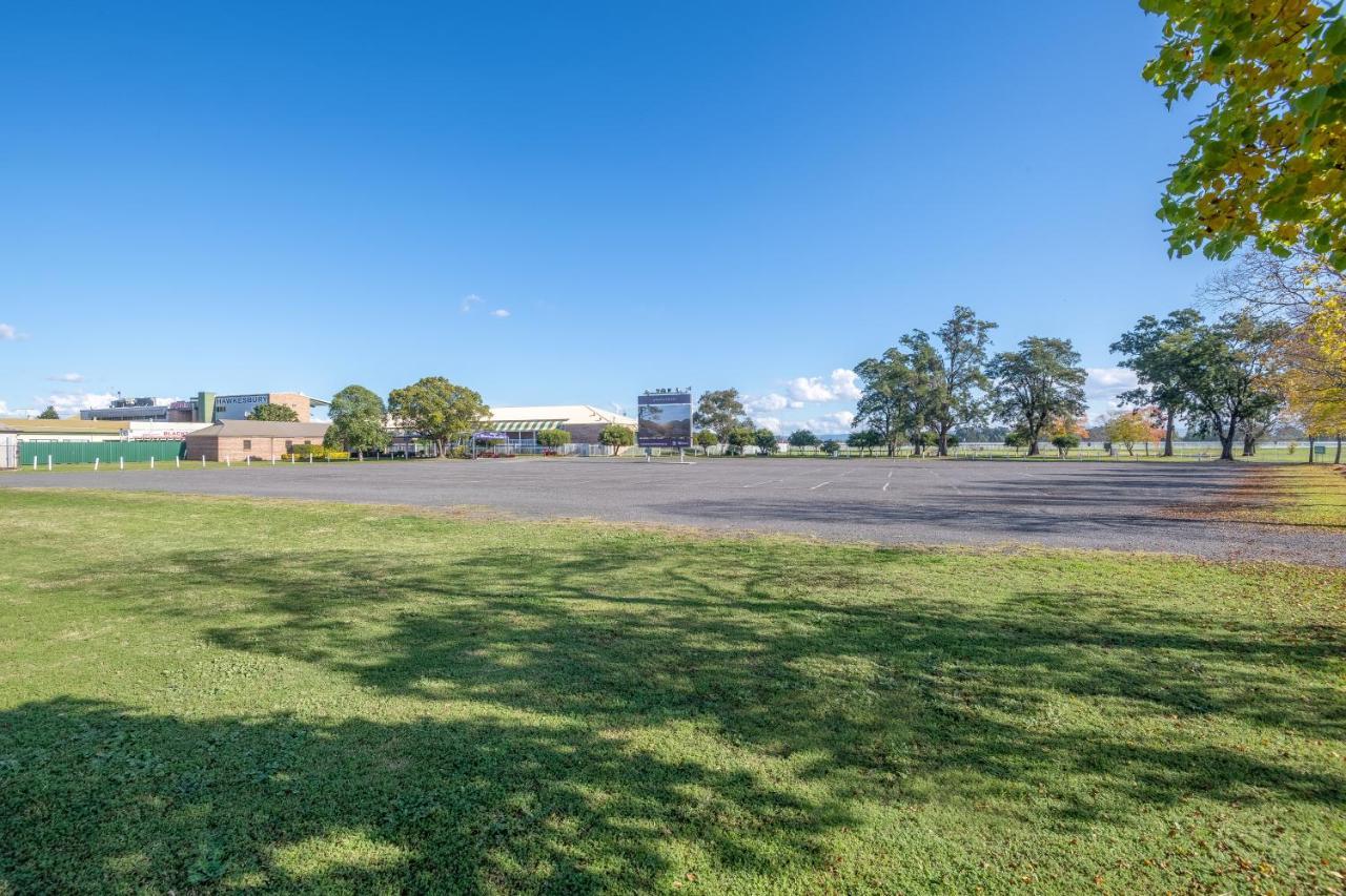 Hawkesbury Race Club Motel Windsor Extérieur photo The main oval at the school