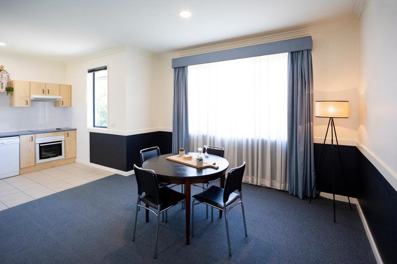 Hawkesbury Race Club Motel Windsor Extérieur photo A typical apartment at the University of Western Australia