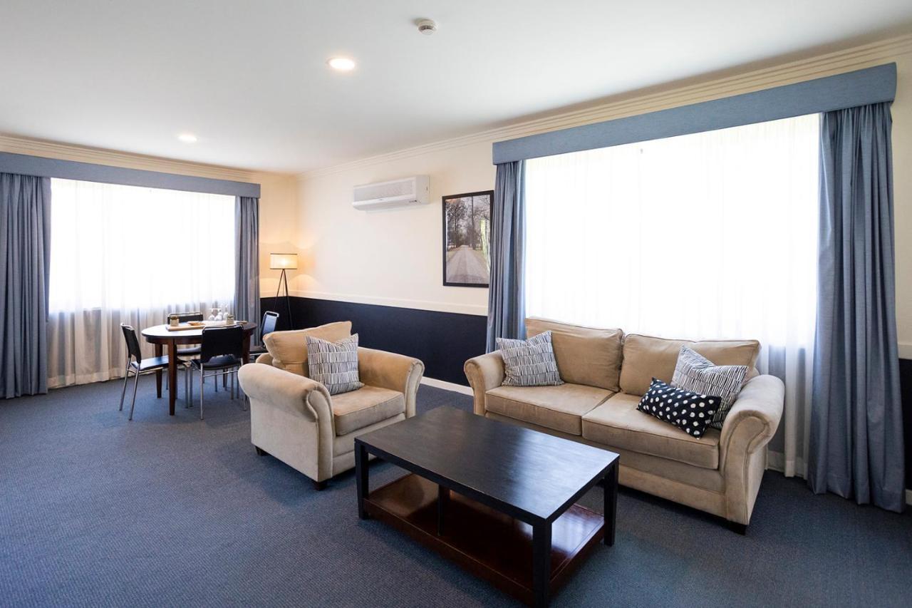 Hawkesbury Race Club Motel Windsor Extérieur photo A suite at the hotel