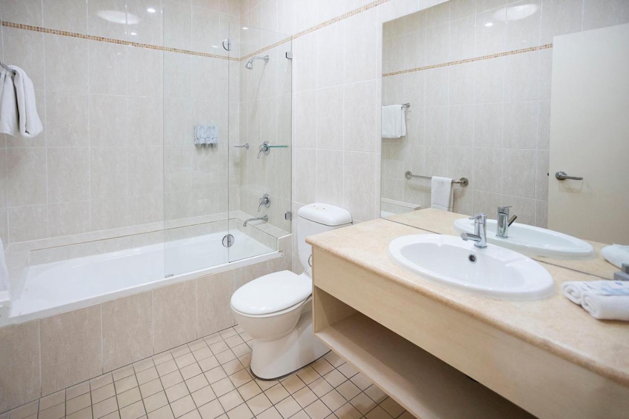 Hawkesbury Race Club Motel Windsor Extérieur photo Bathroom with shower enclosure