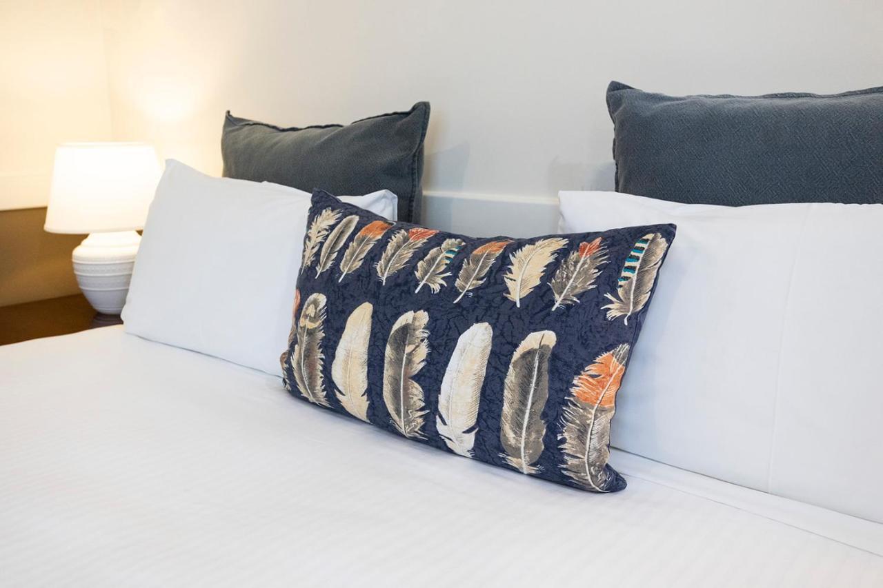 Hawkesbury Race Club Motel Windsor Extérieur photo A decorative pillow