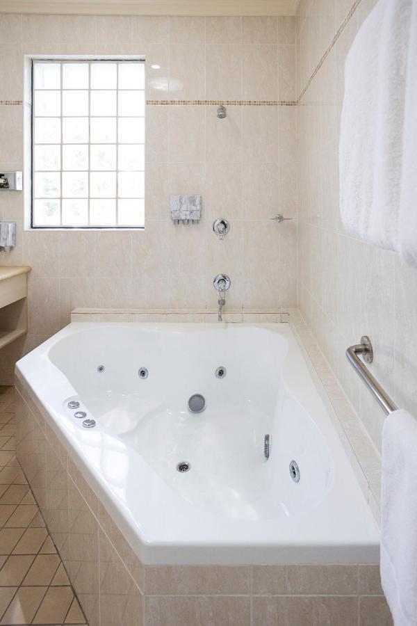 Hawkesbury Race Club Motel Windsor Extérieur photo A whirlpool bathtub