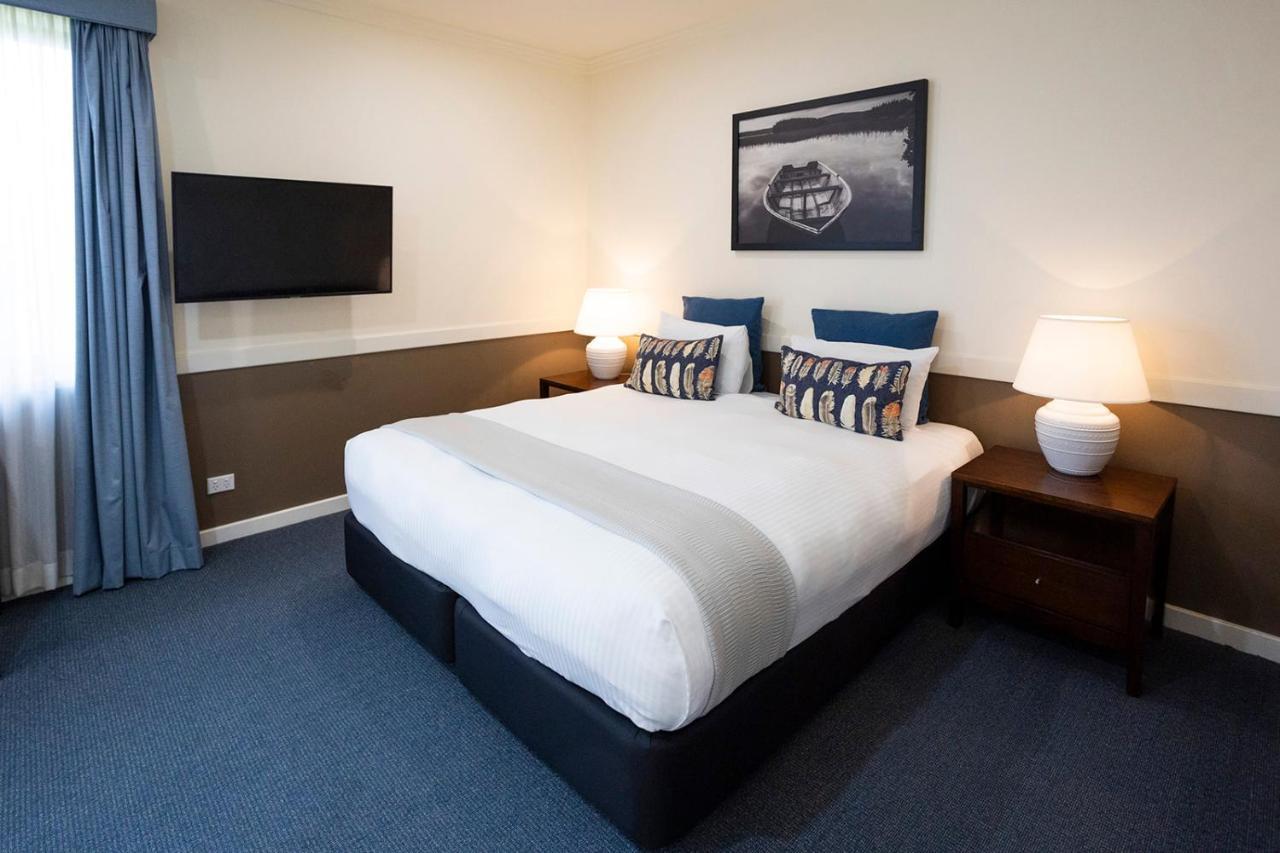 Hawkesbury Race Club Motel Windsor Extérieur photo A room at the hotel