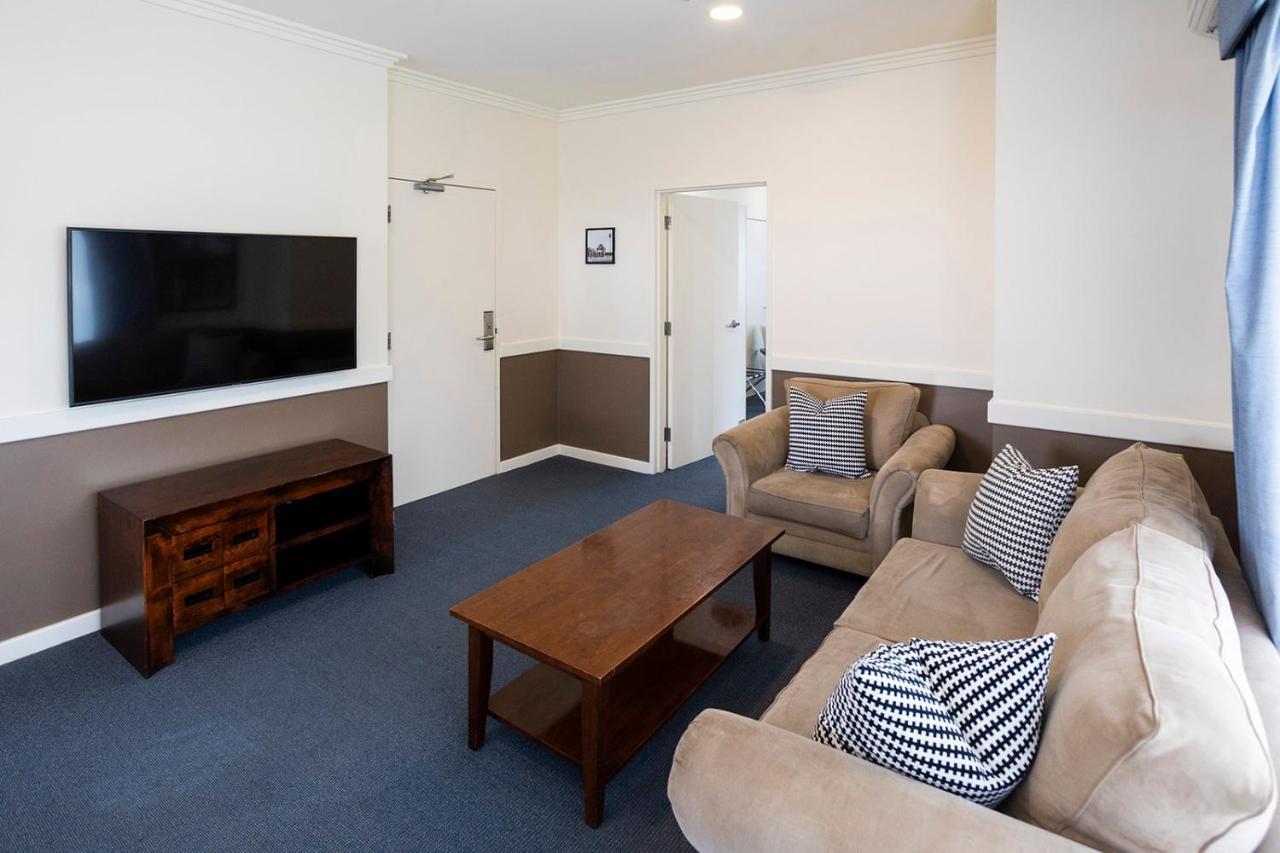 Hawkesbury Race Club Motel Windsor Extérieur photo A common room at the University of New England