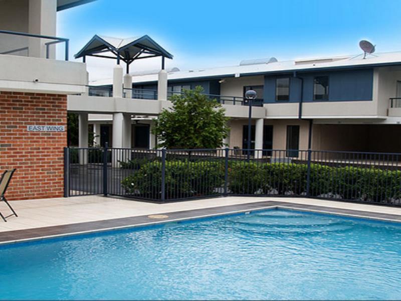 Hawkesbury Race Club Motel Windsor Extérieur photo The swimming pool at the complex